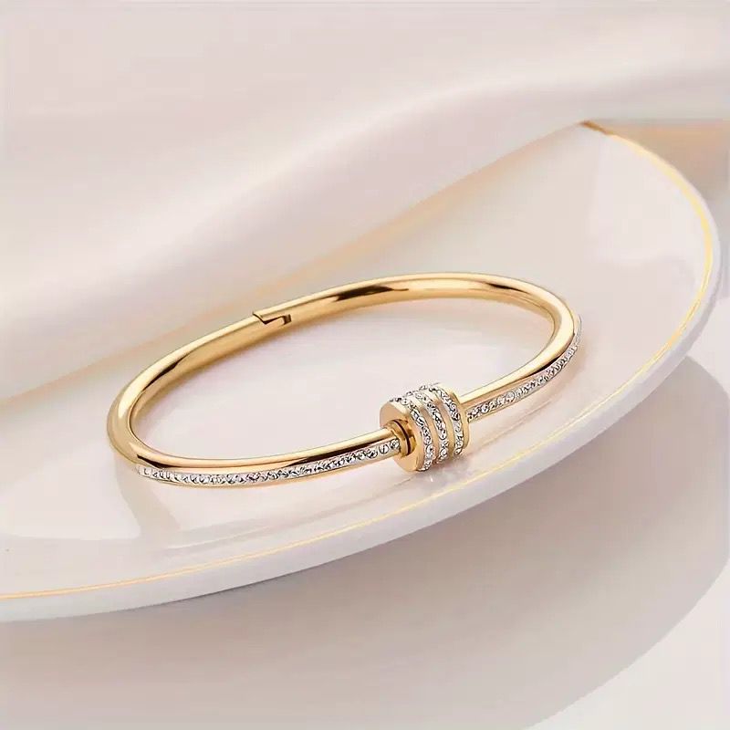 Signature Pavé Rolling Cuff